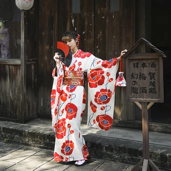 Жена японското кимоно с вдигнати ръкави, юката с дълги ръкави и големи червени цветя принтом, дрехи за cosplay, дрехи за изпълнения на сцената